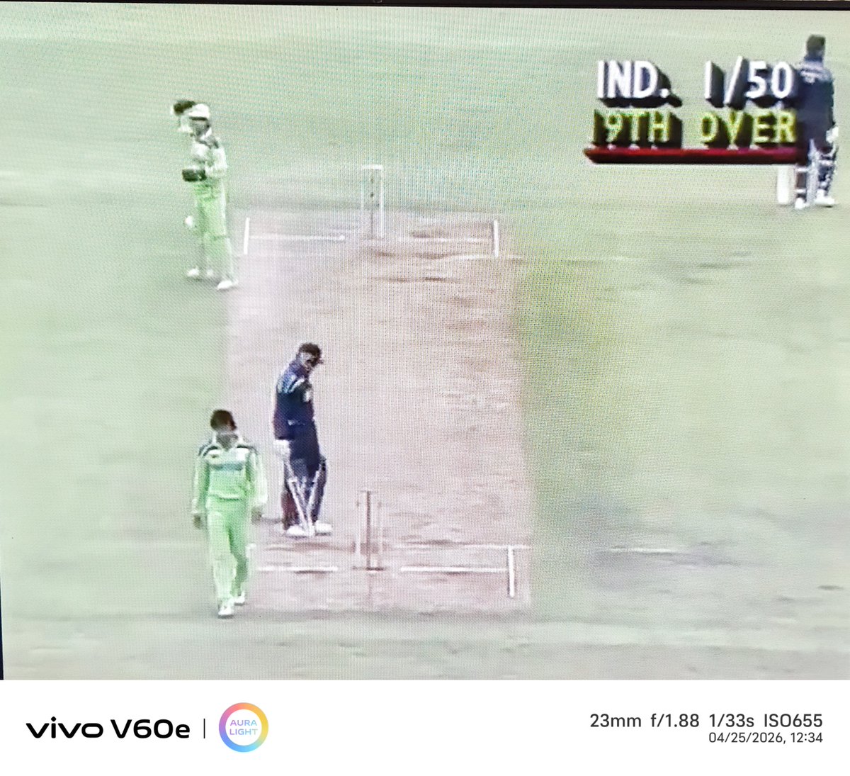 HaavinaHede's tweet image. Random Saturday watch... 1992 WC #INDvsPAK
India 50/1 in the 19th Over.. seriously 😂 @AMP86793444 @MeShankara