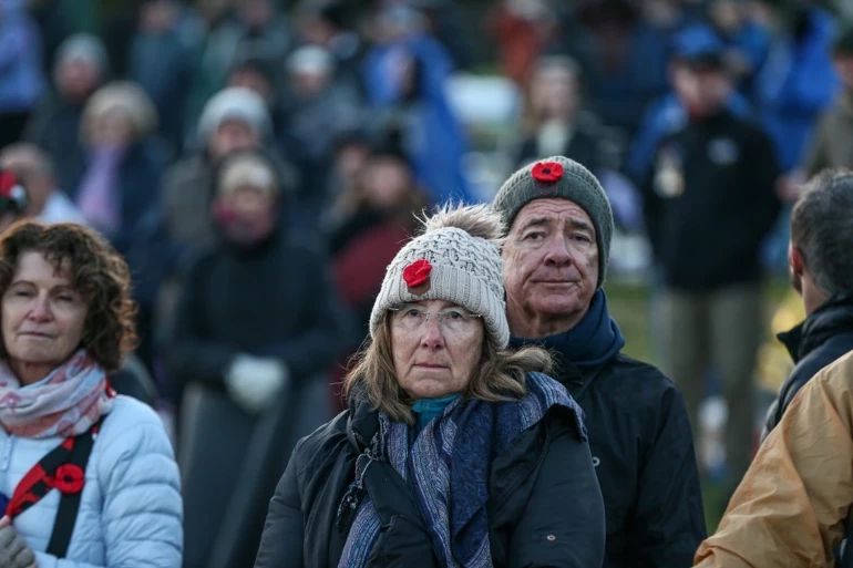 Avustralyalılar ve Yeni Zelandalılar, “Şafak Ayini” için Anzak Koyu’nda toplandı.

Atatürk’ün Anzak annelerine hitaben yazdığı mektup, törene katılanları gözyaşına boğdu.

İşte o mektup:

“Bu memleketin toprakları üstünde kanlarını döken kahramanlar!
Burada bir dost vatanın