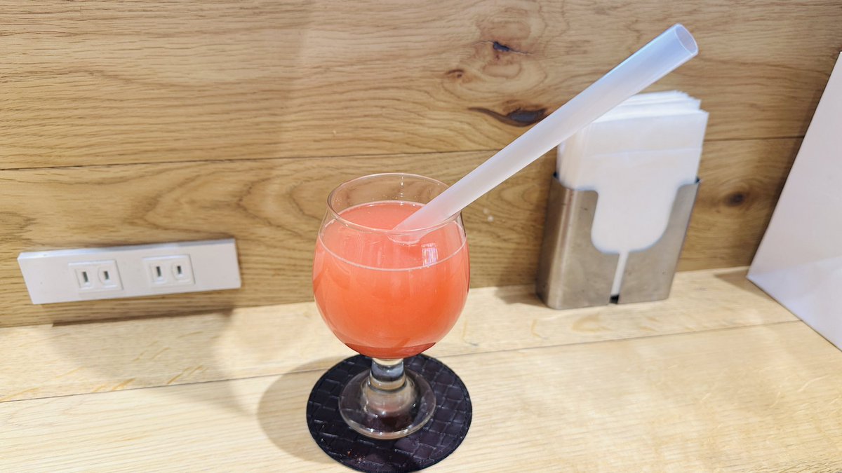 TNBTSS's tweet image. 某フレッシュフルーツ系のカフェでドリンクをオーダーしたら、グラスに合わないタピオカ用ストローだった。

見た目が…砲台だよね…😆

#ストロー 
#砲台