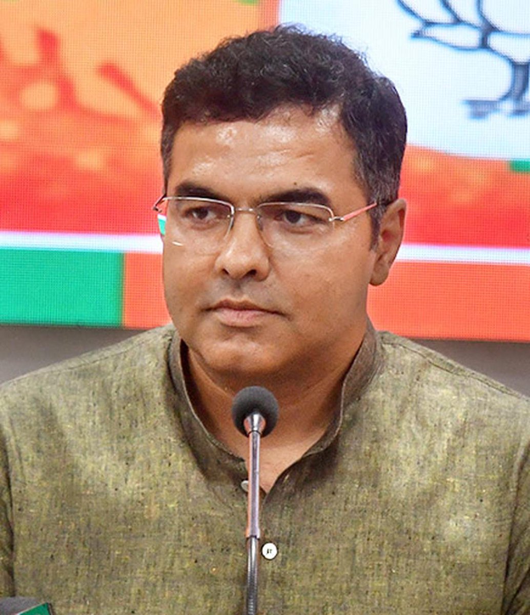Chhotukingoffi1's tweet image. दिल्ली -  पूर्व सीएम आतिशी ने पोस्ट किया
➡प्रवेश वर्मा के पोस्ट पर आतिशी का जवाब

रेखा गुप्ता अपना घर खोलें। प्रवेश वर्मा ने फर्जी तस्वीरें दिखाई। ये केजरीवील के घर की तस्वीर नहीं हैं। केजरीवाल सबको घर दिखा देंगे।

#Delhi @ArvindKejriwal @AtishiAAP  #BJPFearsAAP #Raghavchadda