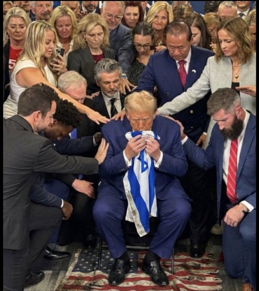 MariaMo32975161's tweet image. US pouring gasoline! That's what you do when lost control of the narrative. Israel delivers old news about Netenyahu as Ben-Gurion turned into parking lott. Virtually nobody in Military control been there longer than 20 minutes! #israel #IranWar‌ #trump