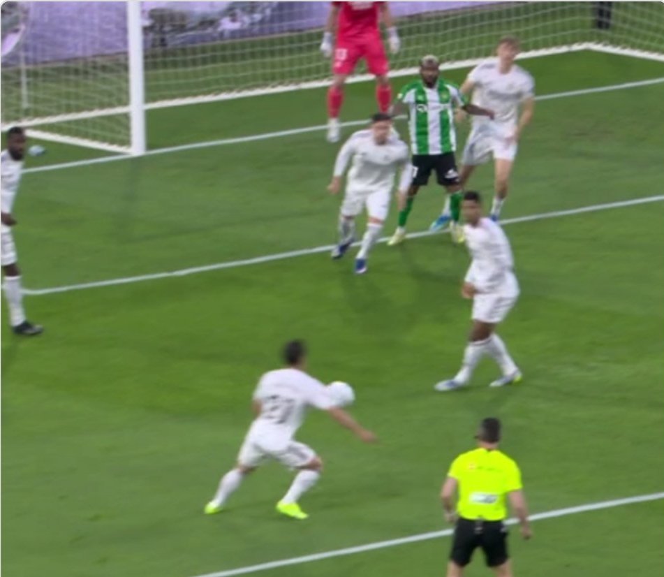 ManuelVelascoSa's tweet photo. Delante del árbitro frena la pelota con el brazo, no lo ve y el VAR tampoco, vaya cara https://t.co/lvMR25MDhg