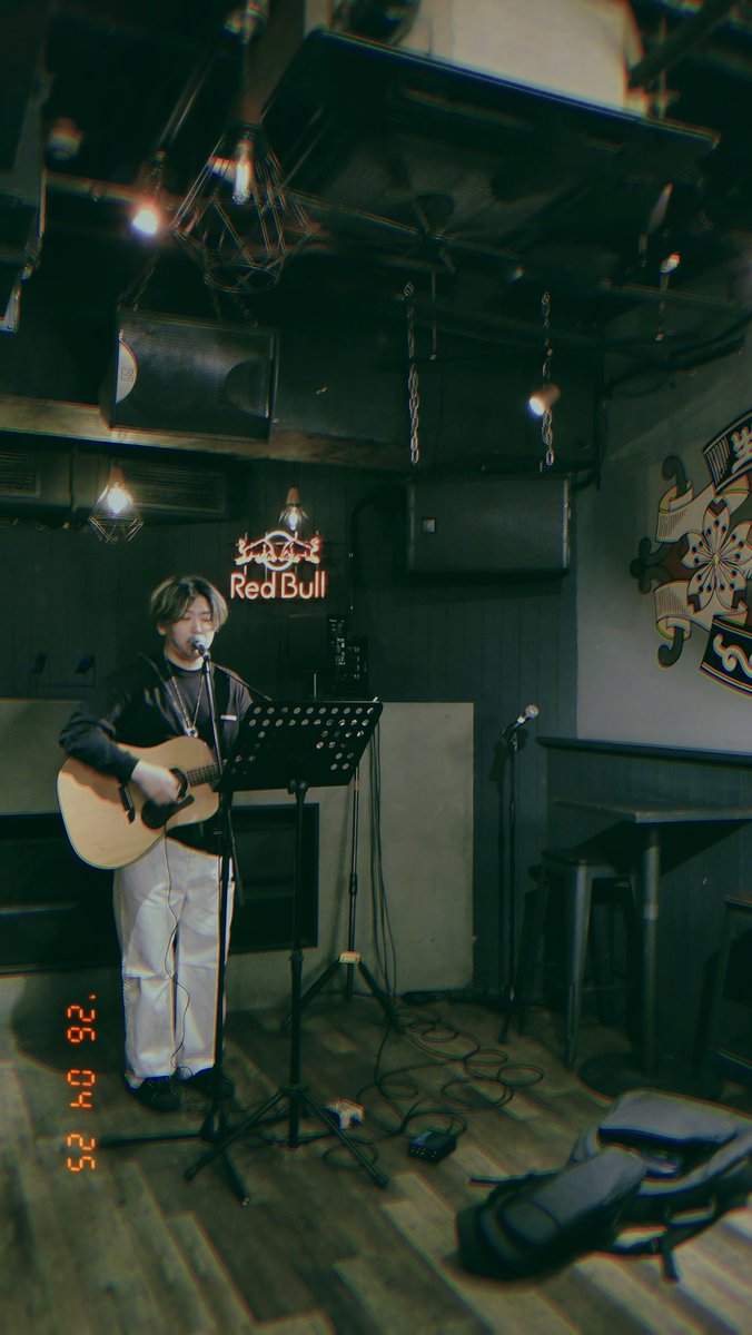 SFTS_STAFF's tweet photo. さて本日は久しぶりにボスのソロ弾き語りです！
何を歌ってくれるのでしょうか🎤

フロムザよっこん https://t.co/WwZ56jhugz