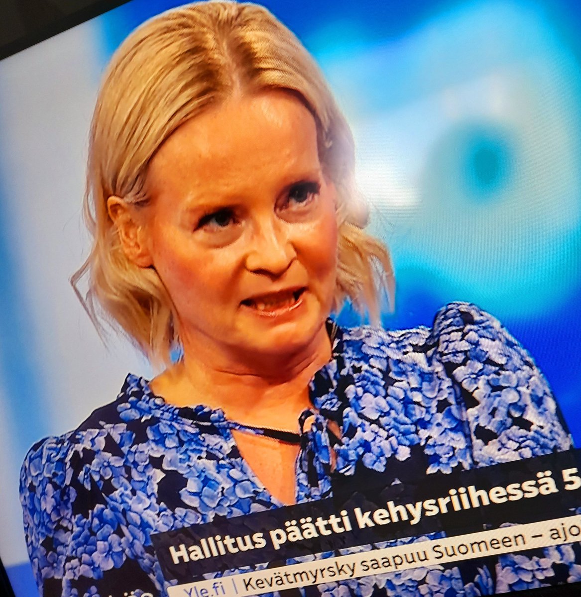 tuulimukka2's tweet photo. Purra on alkanut muuttua jotenkin oranssiksi - sinimustassa mekossaan.. https://t.co/VriqjMpJKQ
