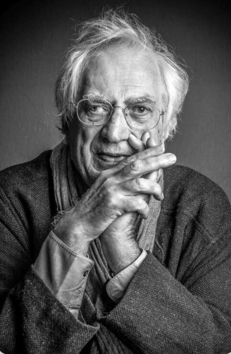 stephanecel's tweet photo. Né le 25 avril 1941, Bertrand Tavernier aurait fêté ses 85 ans aujourd’hui.
Cinéaste immense, passeur infatigable, amoureux fou du septième art, il a consacré sa vie à regarder le monde à travers le cinéma et à nous apprendre à mieux le voir.
Ses films (Coup de torchon, Un dimanche à la campagne, Une semaine de vacances, Autour de minuit, Que la fête commence, L’horloger de Saint Paul, Un dimanche à la campagne, Le juge et l’assassin, Capitaine Conan, La vie et rien d’autre , L’Appât, L627, La fille de d’Artagnan, Ça commence aujourd’hui, Quai d’Orsay, …) portaient la mémoire, la justice, l’Histoire, les blessures humaines, mais aussi cette lumière rare d’un artiste unique qui filmait avec le cœur autant qu’avec l’intelligence.

Bertrand Tavernier n’a pas seulement fait du cinéma : il l’a aimé au delà de tout, défendu, transmis, célébré, habité avec une passion dévorante, un regard libre et cette façon unique qu’il avait de faire du cinéma un acte d’amour ❤️🙏