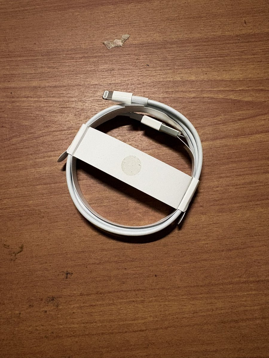 lmno_qr's tweet image. สายชาร์จ หัวlightning ยาว 1 m. ของแอปเปิ้ลแท้100% (มือ1) ได้แถมมาในกล่องตอนซื้อAirPods ราคา 500รวมส่ง #สายชาร์จ #iphone