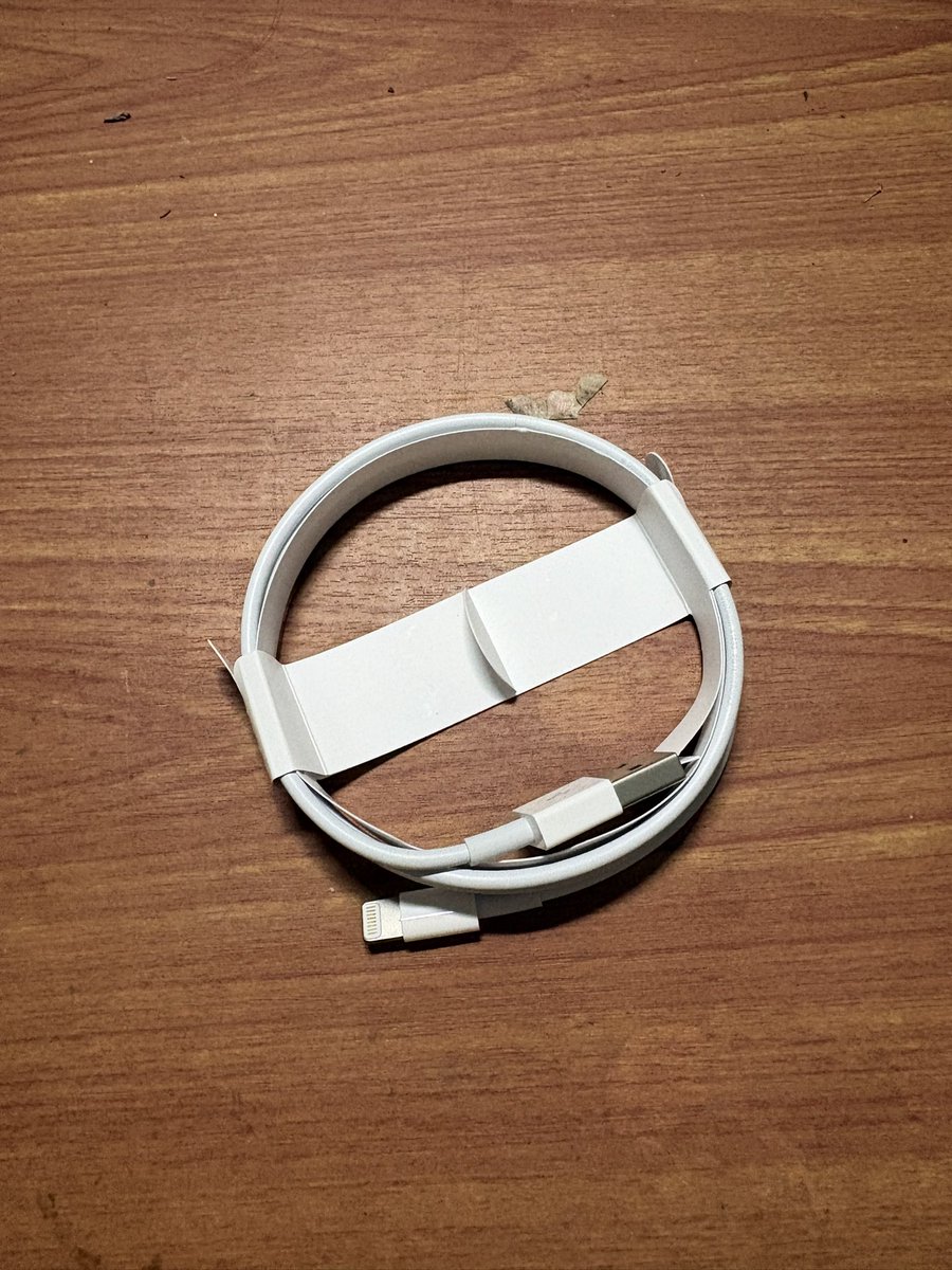 lmno_qr's tweet image. สายชาร์จ หัวlightning ยาว 1 m. ของแอปเปิ้ลแท้100% (มือ1) ได้แถมมาในกล่องตอนซื้อAirPods ราคา 500รวมส่ง #สายชาร์จ #iphone