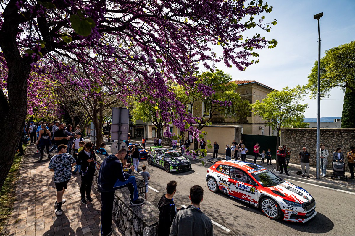 croatia_rally's tweet photo. Regrouping in Novi Vinodolski ahead of the Wolf Power Stage. 🏁

Fans gathered to see their favourite drivers up close - especially the youngest ones, before the final stage.

📷 @fotoModlic 

#visitkvarner #kvarner #rallykvarner #croatiafulloflife https://t.co/UP3NGkHlFT