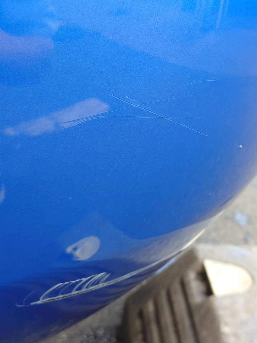 洗車して拭き上げしてたら下の傷は納車したときからやけど上の傷は知らんぞ