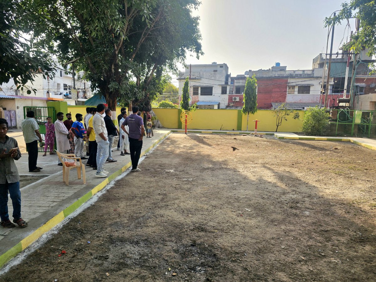 लखनऊ पश्चिम विधानसभा के चौपटियां कॉलोनी स्थित छोटा पार्क का सौंदर्यीकरण और ओपेन जिम की स्थापना का कार्य पूरा हुआ, जिसका लोकार्पण करके सम्मानित जनता और बच्चों को समर्पित किया..... ये पार्क कभी बहुत बुरी हालत में था जहां अवैध गैस गोदाम बना था, जहां कभी नशा करने वाले अराजक तत्वों के