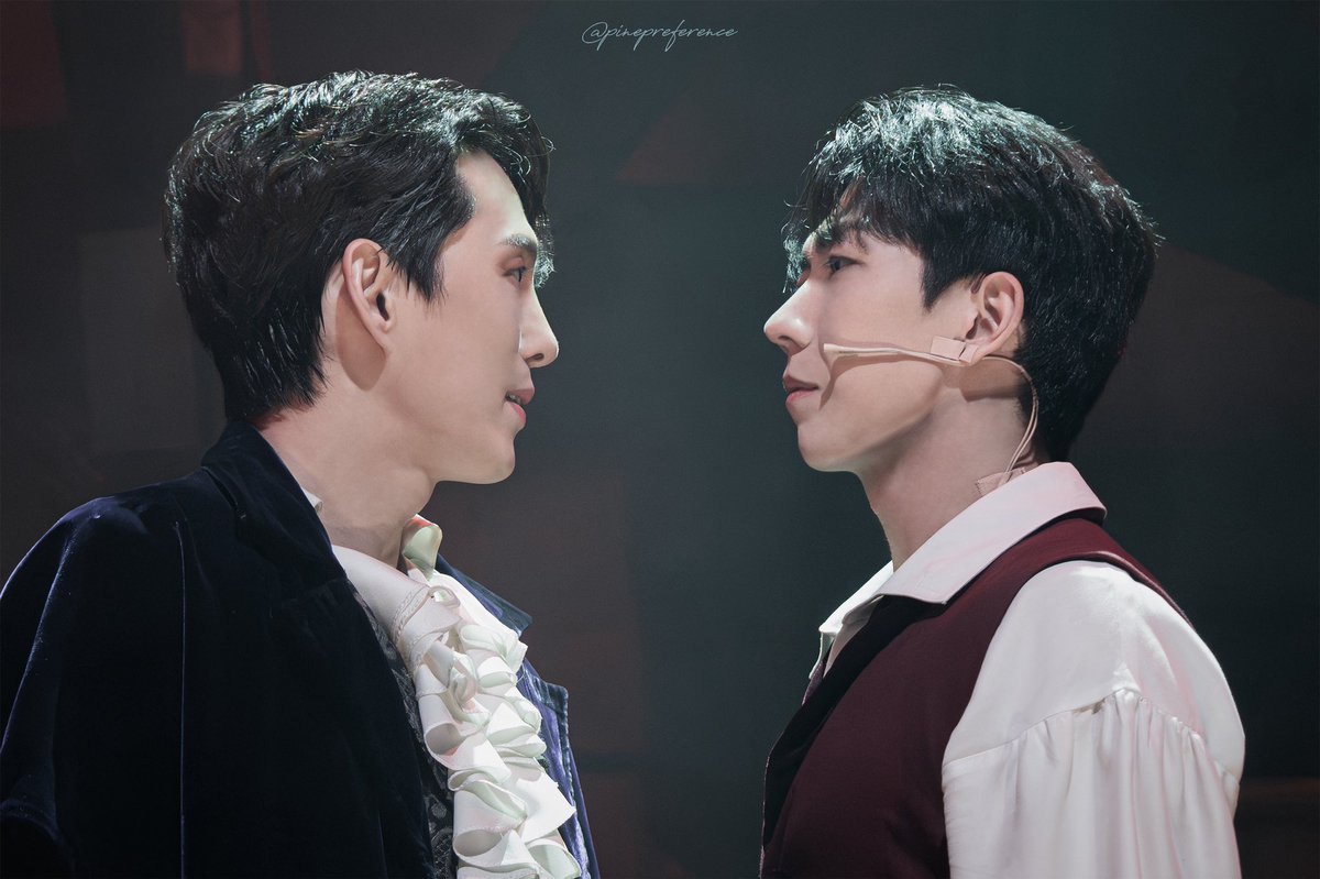 논쟁에서의 이 눈빛
바이런은 가져본적없는 눈빛이라
존을 가져서 저 눈까지 가지려했던거같기도