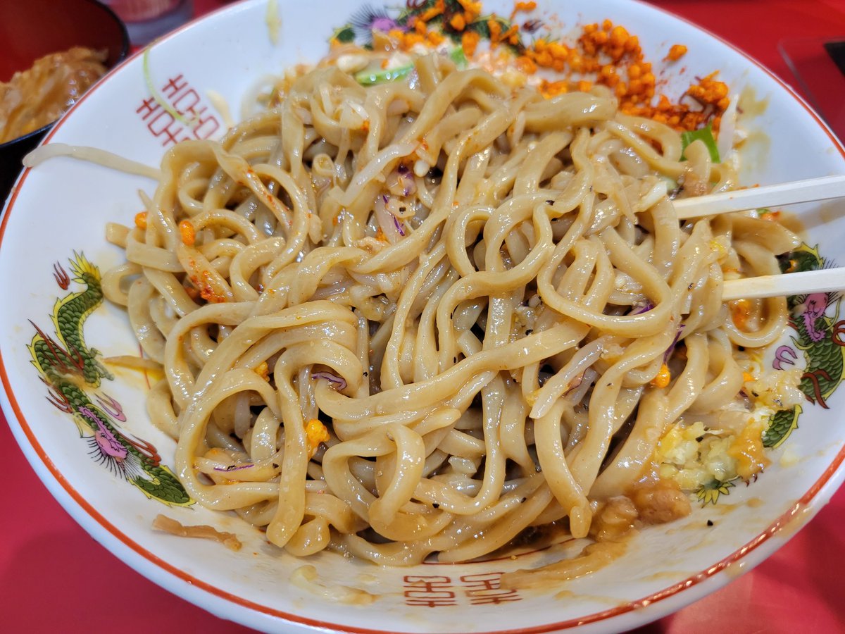 朝一で、千里眼さんの冷やしまぜそばを食べに行ってきました🤗

ニンニクソースとガリマヨのコンストラクトが良く、パッと見た瞬間、デザートに見えるビジュアル🤗

氷水で締められた麺、冷やされたクタ野菜＋ニンニクソース＋ガリマヨは最高のサラダ、ホロホロ豚も最高❗

#千里眼
#冷やしまぜそば