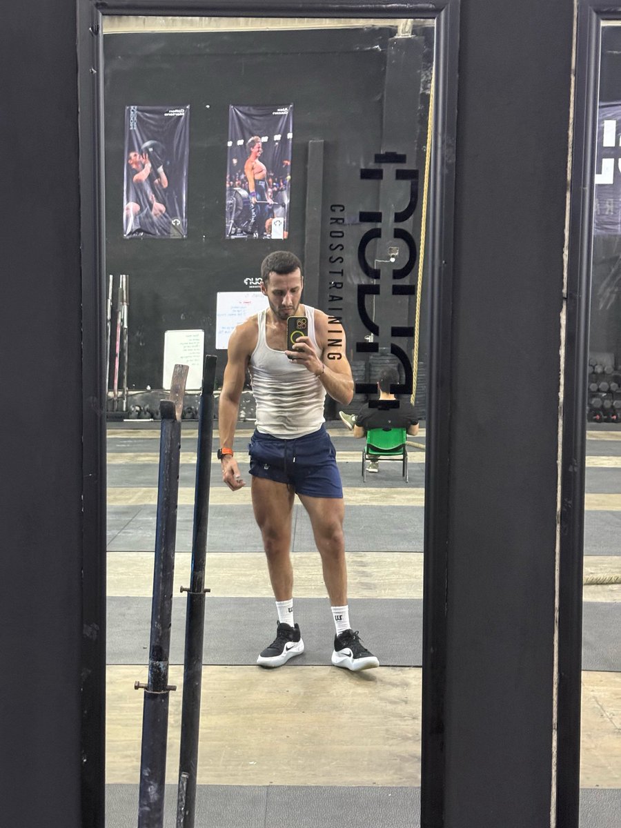 thefallo's tweet photo. Mismo espejo, misma pose, diferente día 💪🏻 https://t.co/yTvFnitnkY