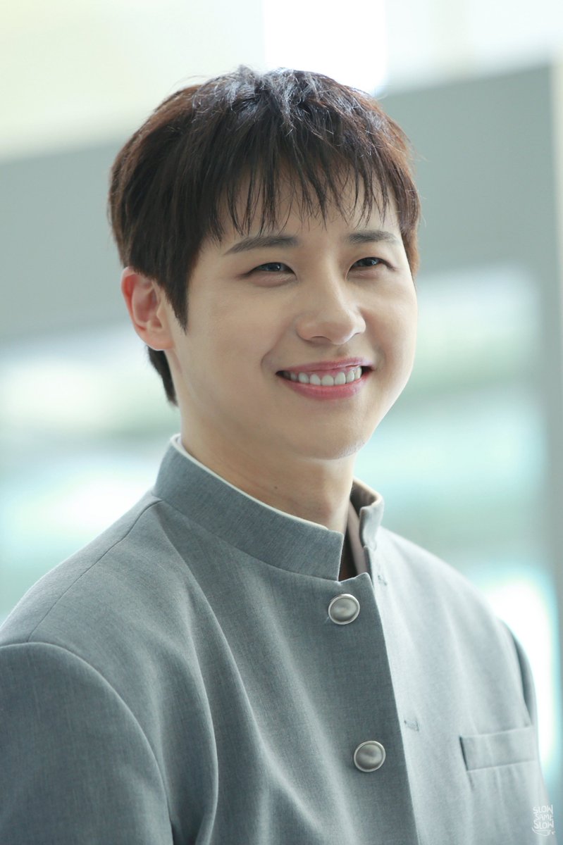 SlowSameSlow's tweet photo. 260422 쇼챔 미니 팬미팅

따뜻해......🌼✨️🐻

#B1A4 #신우 #CNU https://t.co/rME9R1jjqj