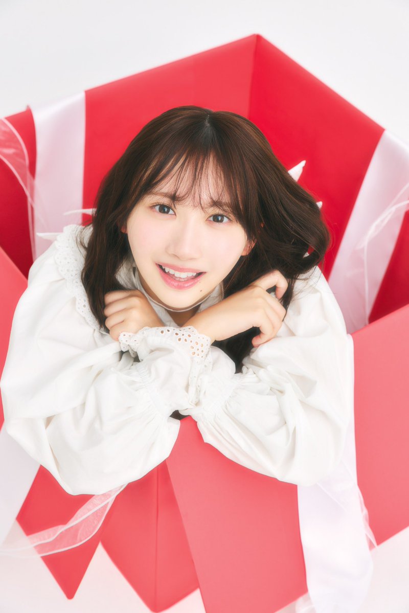 ┏━━━━━━━━━━━━━┓
  🎁⋆⸜スペシャルカット解禁⸝⋆🎁
┗━━━━━━━━━━━━━┛

現在発売中の『BRODY6月号』は、全41ページの大ボリュームでお届けする、
【日向坂46特集】📖✨✨ 
表紙＆巻頭グラビアには17thシングル『Kind of love』で初の単独センターに抜擢となった