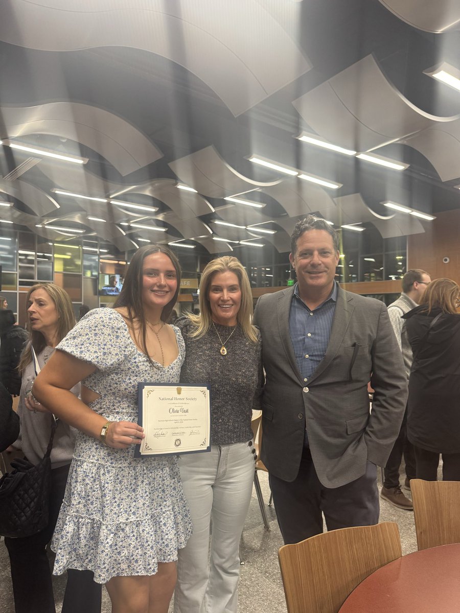 OliviaVasti2027's tweet image. Wednesday = spoke at National Honor Society induction ceremony about leadership —&amp;gt; Thursday = went 2-3 with a homerun and a single (winning run) #studentathlete @UnityNY18U