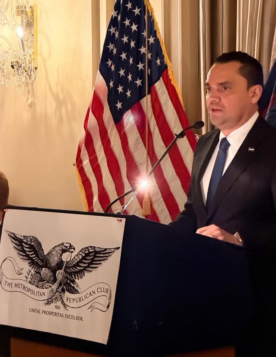 📌🔵#Noticias Presidente del CN, <a href="/TommyZambranoM/">Tommy Zambrano</a> galardonado en Nueva York por su liderazgo en defensa de la democracia

El titular del Legislativo es el primer hondureño en recibir el premio en 124 años.