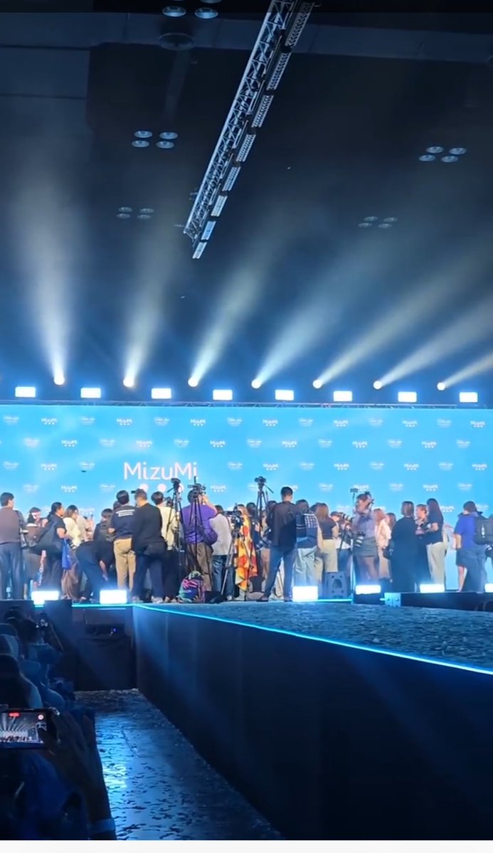 Media yang ngeliput. Padahal jatohnya ini cuma meet and greet. Gilak