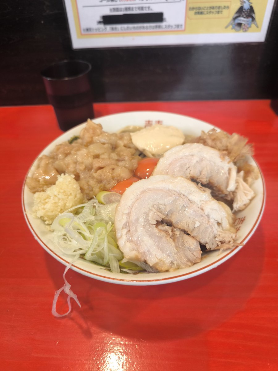 torion075's tweet photo. 今日は獨協大学前の鷹の目 獨協大学前本店へ限定のTKM+豚マシを卵が極太麺に良く絡み最高に美味しかったです。 https://t.co/JJCO1zidnA