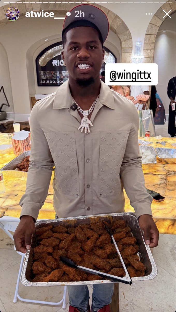 TheLittleWinner's tweet photo. @RomeovilleKid I love how in his Instagram stories he is smiling like a 12-year-old being forced by his mom to take a picture before he can eat 😂🙏😆 https://t.co/1vcPNCoKXl