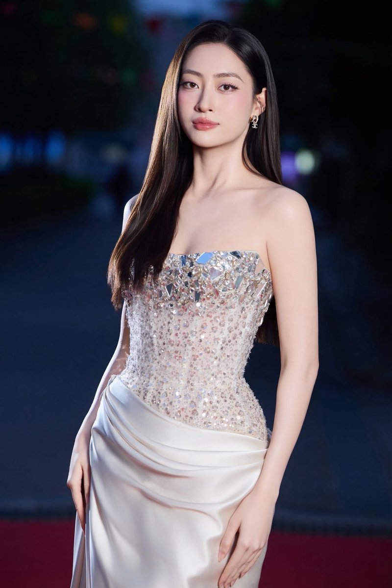 Gái đẹp showbiz tweet media