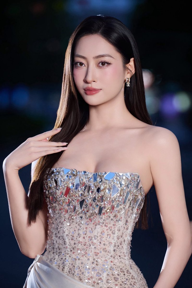 Gái đẹp showbiz tweet media