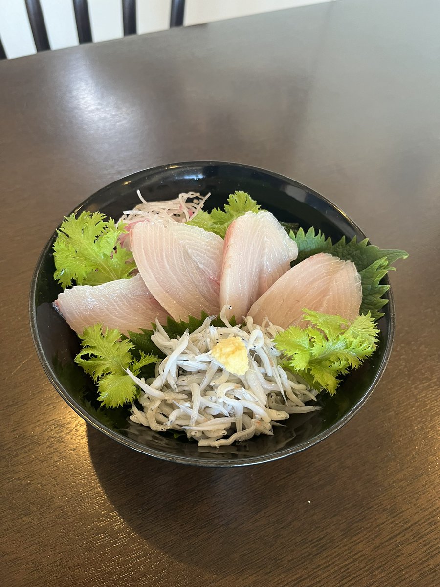 WATATSUMI0812's tweet photo. 本日生しらす入荷数少ない為
一部メニュー限定でのご用意等なります

お肉メニューは
国産豚の焼き肉丼をご用意！

＊全ての食材無くなり次第終了

#江ノ島グルメ　#江ノ島ランチ　#神奈川グルメ　#江ノ島ランチ
#藤沢グルメ　#藤沢ランチ　#えのすい
#片瀬江ノ島 https://t.co/PU378F7M3Q
