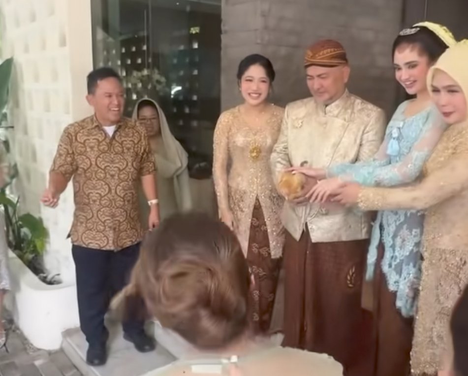 apajadeh tweet media