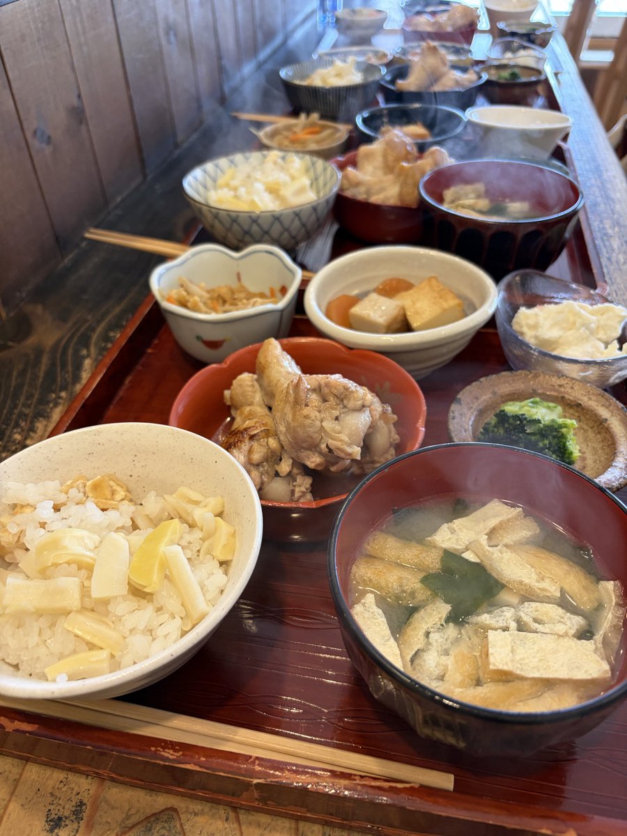 宮崎県諸塚村から筍が届きました！

たけのこご飯定食！