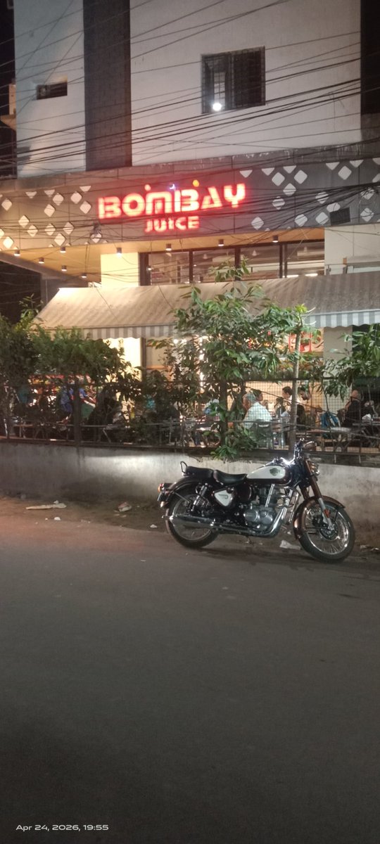 rizwanhp's tweet photo. @Comm_HYDRAA @CommissionrGHMC 
Immediate action must be taken to remove the illegal road encroachment near “Nice Juice Center”, Hanuman Tekdi. Public roads are for everyone, not for private occupation. Traffic, pedestrians, https://t.co/9rBeAJtuBT