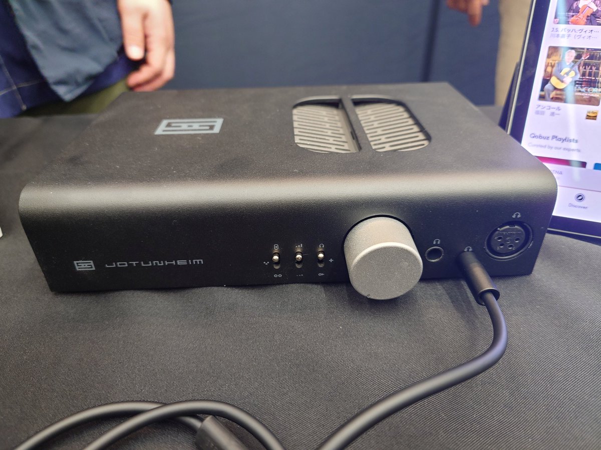 suga_p's tweet photo. #final ブースで DX3000CL DX4000CL聴き比べといいつつSchiit Audioのアンプを聴いてみる
変な味付けなく素直にしっかり鳴らしてくれる印象でfinalのヘッドフォン鳴らすのに良い！
3000の低域4000の高域どちらも良いが4000にブラックケーブルでいいとこ取り〜
ついでにDX6000聴くとやっぱ開放感良き https://t.co/G600yVD5dV