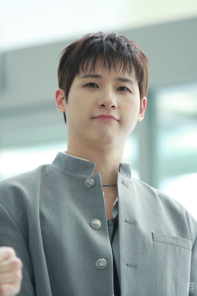 SlowSameSlow's tweet photo. 260422 쇼챔 미니 팬미팅

따뜻해......🌼✨️🐻

#B1A4 #신우 #CNU https://t.co/rME9R1jjqj