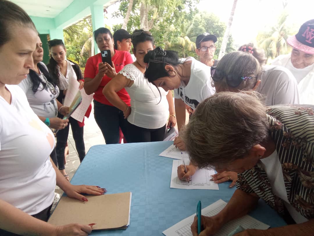 Una vez más el pueblo trabajador de la comunidad El Majá en #Jatibonico, demostraron que #LaPatriaSeDefiende. #GirónEsHoy #MiFirmaPorLaPatria