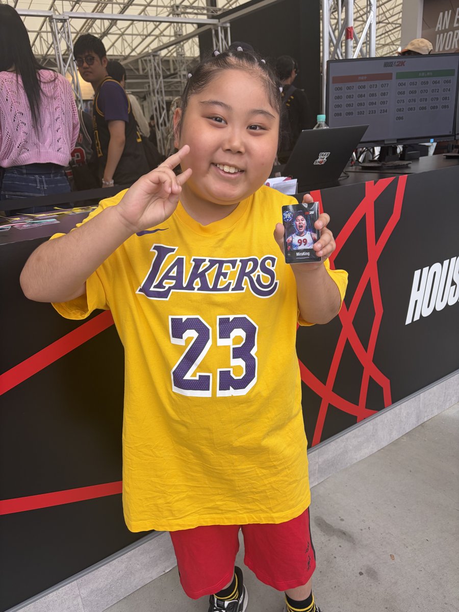 NBA2K_Japan's tweet image. ／
世界にたった1️⃣枚！
自分の「マイチーム」カードを作ろう🏀
＼

「House of 2K」オープン直後から
「マイチーム」カード作成が大反響📱✨

早くもブースを沸かせる
超人気コンテンツとなっています🔥🔥

「まだ体験していない」という方
乗り遅れる前にブースへ急ごう🏃‍♂️💨

#NBA2K #NBAHOUSEJAPAN
