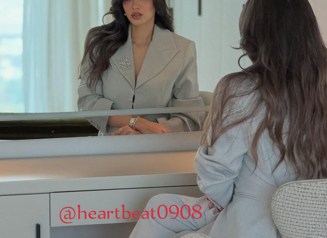 heartbeat0908's tweet photo. Formal attire may feel mundane, yet embodying the timeless diva is pure artistry. ✨
#ClassicDiva #StyleArt #ElegantVibes #Fashionista #TimelessElegance #DivaMode #ChicCarry #Styling #StyleTrends https://t.co/XKWK6OVuYp