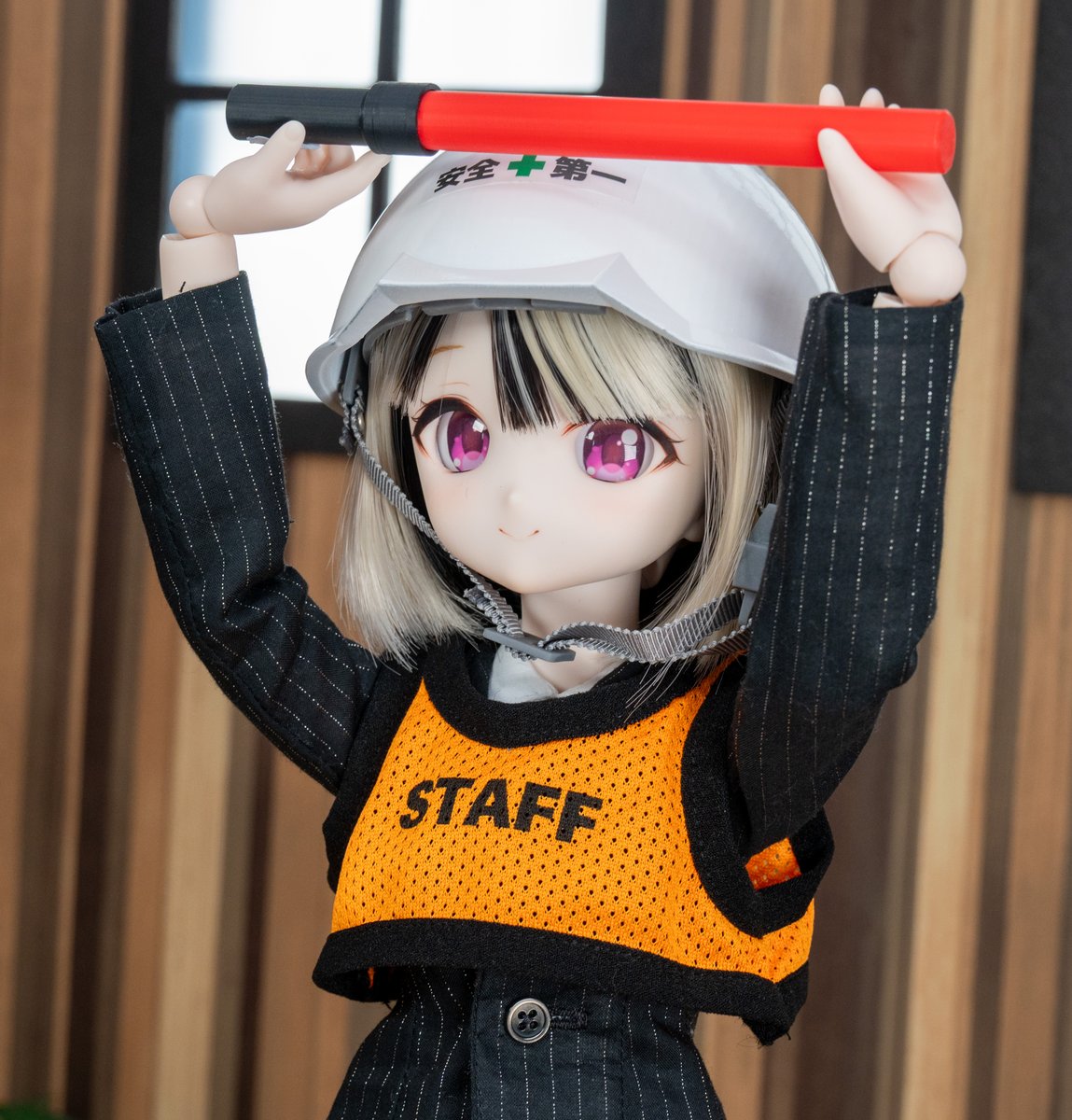 ターリンさんのカプセルトイ「ぬい用安全ベスト」、MDDもいけました。
明日のイベントに向けて、モモさんも現場スタッフ（？）として気合十分です。