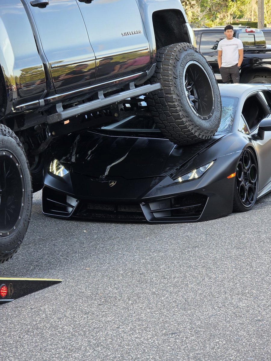 mosghareeb's tweet photo. @MarioNawfal I was there, and it's not staged as some is suggesting in the comments
I saw the lady who was driving the truck and she really didn't see the Lambo 🤷‍♂️ https://t.co/fI28SVpDTM