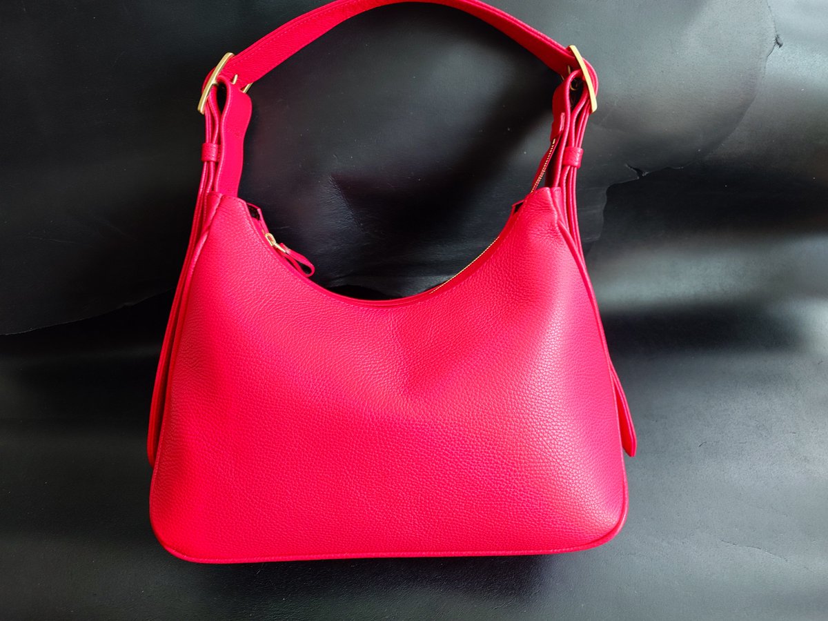 tidacoleather's tweet photo. ハーフムーンバッグのご依頼。内容物が少ない時はハーフムーンバッグ、内容物が多いときはトートバッグふうになるようにマチ部分を曲線で仕上げました。使用した革はミヤツグさんとこのイタリアンレザー、アドリア。柔らかくて良い革です。 https://t.co/9KaRmJ1fDK