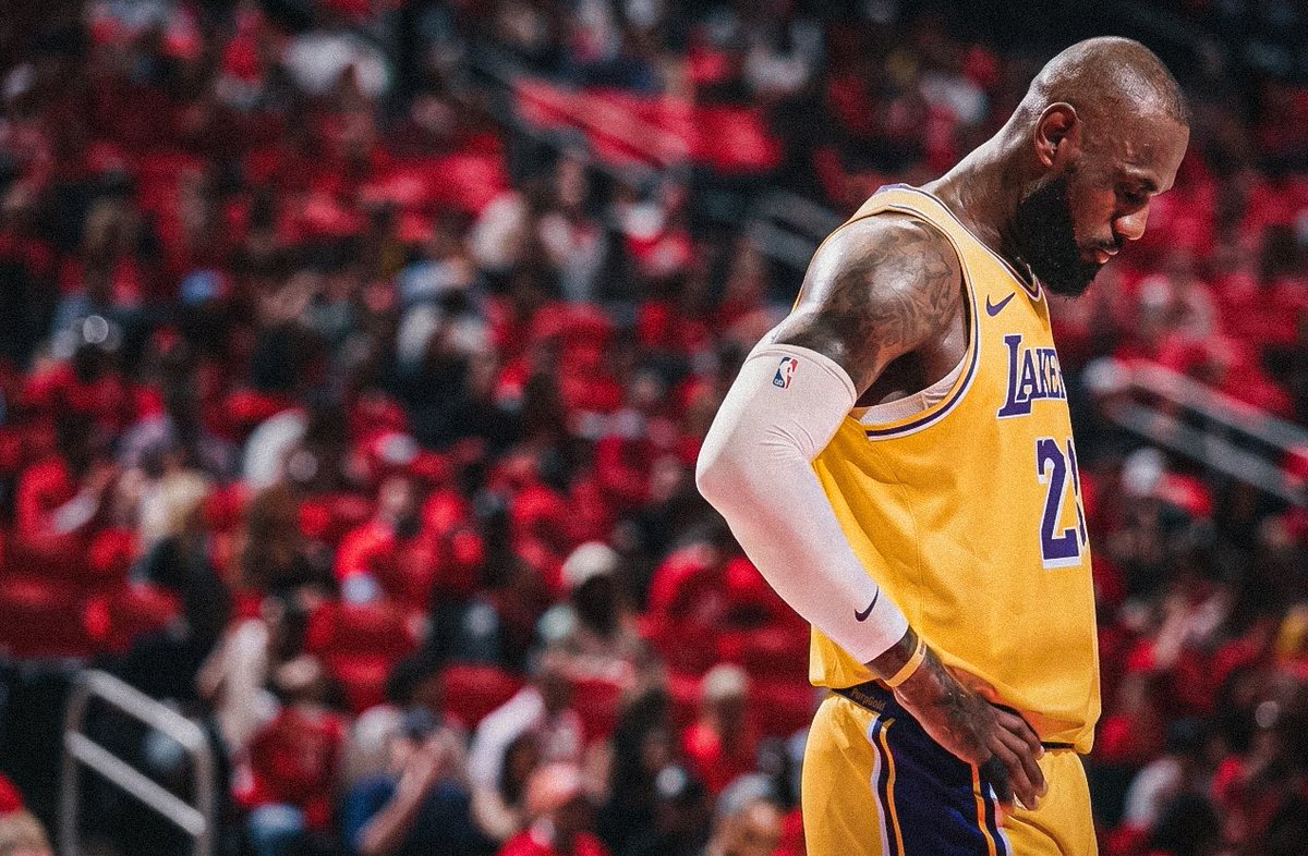 Los 3 partidos de playoff de primera opción LeBron James, con 41 años:

19 PTS - 8 REB - 13 AST - 55% FG
28 PTS - 8 REB - 7 AST - 2 STL
29 PTS - 13 REB - 6 AST - 1 STL

3-0 SIN LUKA NI REAVES 

Soy dichoso de ver al mejor jugador de la historia de este deporte.

Nadie como él.
