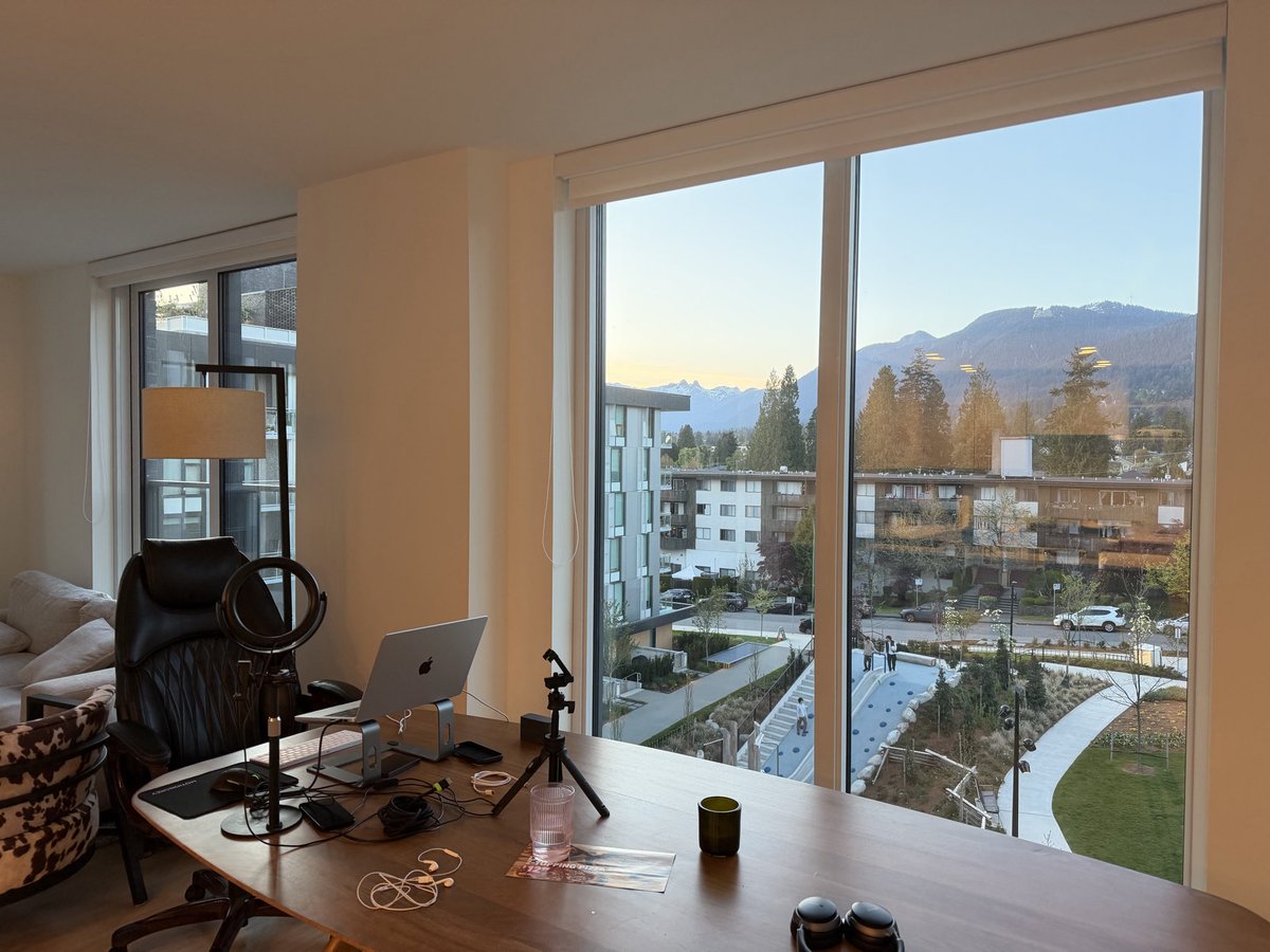 stephendbaker's tweet photo. Got a new apartment so I could have extra rooms for an office instead of having to work in a living room

Now I only work in my living room cause the vibes are so good https://t.co/rHFBJ11djg