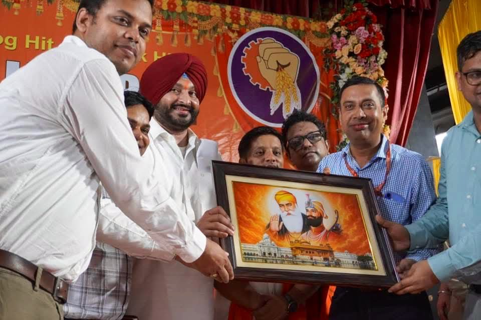 NirajK237's tweet photo. Met MOSR Hon. @RavneetBittu Sir and presented him a momento of Gurū Nānak
Dev ji. He is very friendly and down to earth human being. https://t.co/vZAKOkNTKc