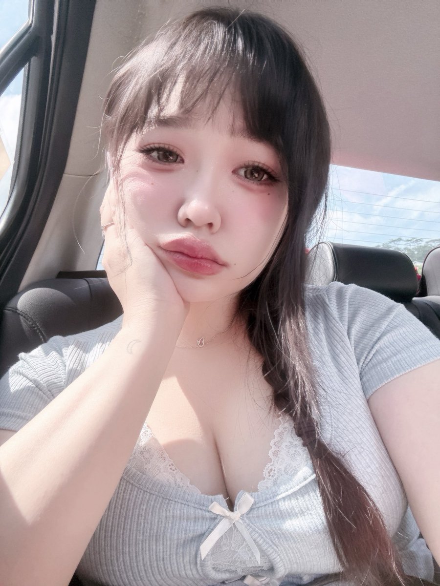 rare selfie🤳 (feeling generous😃)