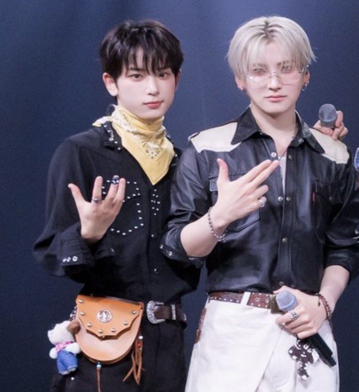 아기님?? ㅠㅠ   아니 왤케 아기한테 손수건 둘러준것처럼 생겼지