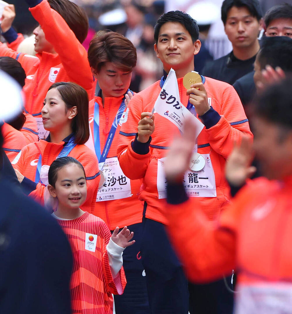 figure_hochi's tweet image. 【五輪パレード】「りくりゅう」登場に大歓声　木原さんがあいさつ「今日はみなさまに、気持ちを少しでもお届けできたら」
hochi.news/articles/20260…
#フィギュアスケート #figureskating