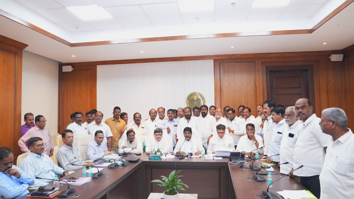 Congress4TS's tweet image. ఆర్టీసీ చర్చలు సఫలం....
ప్రభుత్వానికి కృతజ్ఞతలు చెప్తూ...

మంత్రులకు స్వీట్లు తినిపించి శుభాకాంక్షలు చెప్పుకున్న “ఆర్టీసీ జీఏసీ నేతలు”

#RTC #Telangana