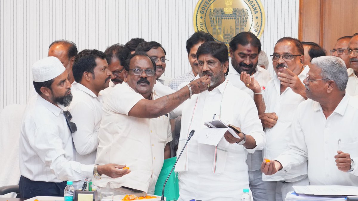 Congress4TS's tweet image. ఆర్టీసీ చర్చలు సఫలం....
ప్రభుత్వానికి కృతజ్ఞతలు చెప్తూ...

మంత్రులకు స్వీట్లు తినిపించి శుభాకాంక్షలు చెప్పుకున్న “ఆర్టీసీ జీఏసీ నేతలు”

#RTC #Telangana