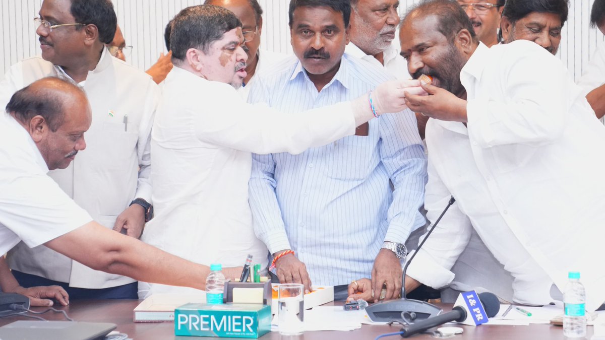 Congress4TS's tweet image. ఆర్టీసీ చర్చలు సఫలం....
ప్రభుత్వానికి కృతజ్ఞతలు చెప్తూ...

మంత్రులకు స్వీట్లు తినిపించి శుభాకాంక్షలు చెప్పుకున్న “ఆర్టీసీ జీఏసీ నేతలు”

#RTC #Telangana