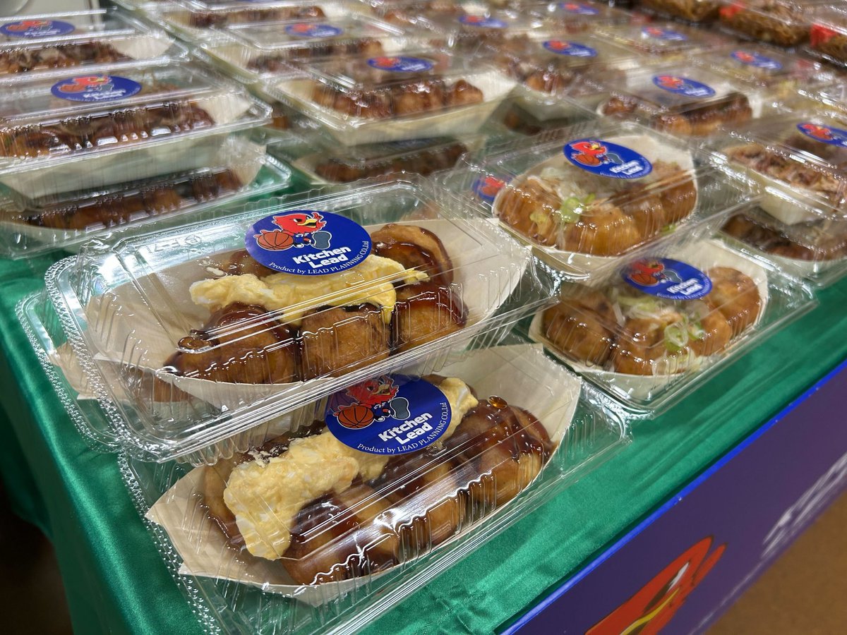 FE_758's tweet image. 【アリーナグルメ🍴】

今日のおすすめはたこ焼き🐙
スタンダードのソースたこ焼きに加えて、てりたまとネギ塩だれの3種類ございます😍

腹が減っては #FEVER できぬ🔥
観戦前に、ぜひ場内Kitchen Leadにお立ち寄りください🎶

#FE名古屋 #Bリーグ