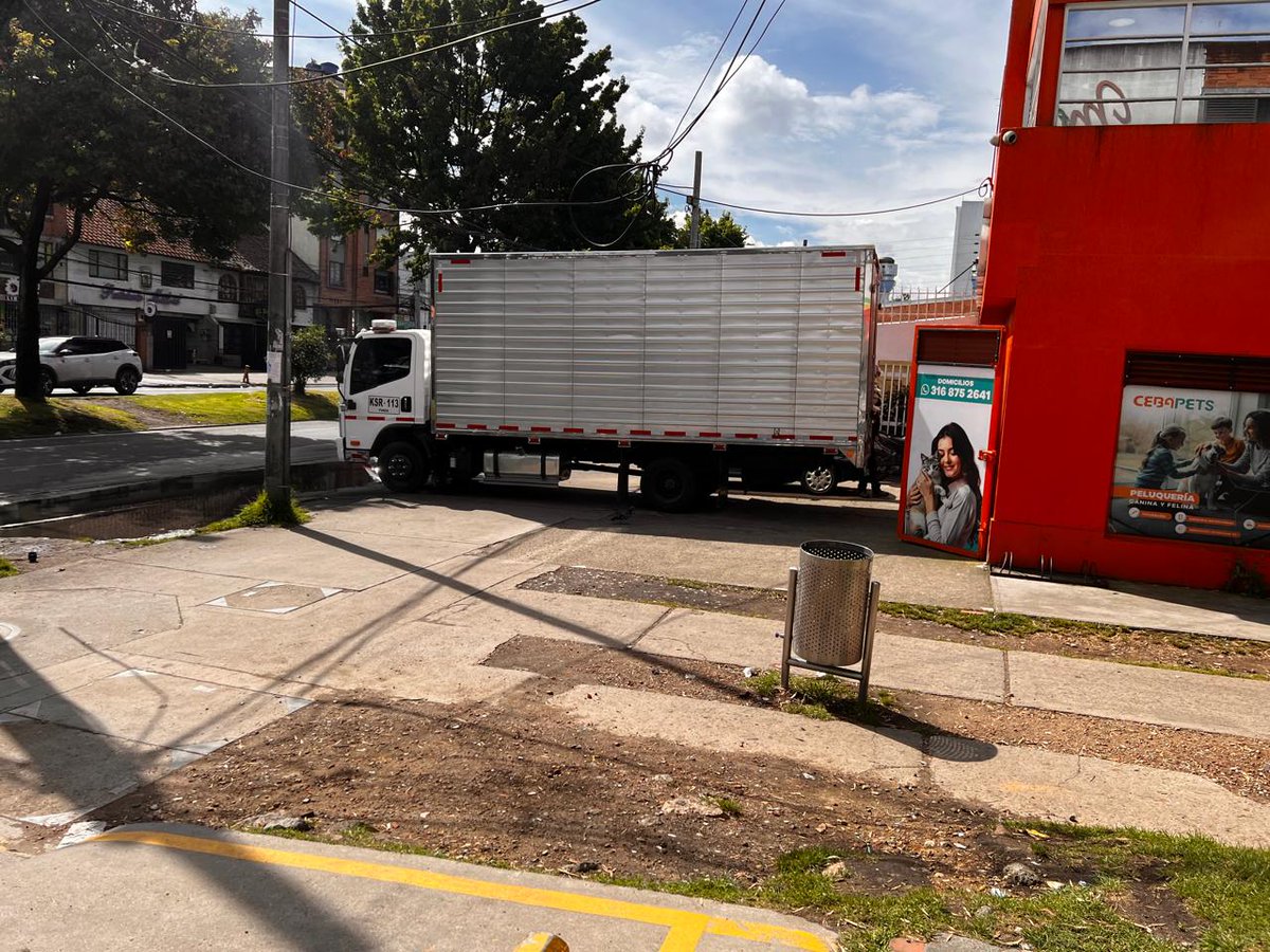 Modelia
 Av. Esperanza con Cra 75 CEBAPETS 
Camión KSR-113  - 9:30 am 24/04/2026
 <a href="/SectorMovilidad/">Movilidad Bogotá</a>
 <a href="/BogotaTransito/">Bogotá Tránsito</a>
 <a href="/D_C_Bogota/">Denuncias Ciudadanas Bogotá</a>
 <a href="/PasaenBogota/">Pasa en Bogotá | Sr Bacca🐮</a>
 <a href="/ClaudiaDiazAco1/">Claudia Díaz Acosta</a>
 <a href="/NdeFranciscoG/">Nicolás de Francisco</a>
 <a href="/Maorodriguezgon/">Mauricio Rodríguez González #26</a>
 <a href="/malparqueada/">Bogotá Malparqueada</a>
 <a href="/JD_Quinteror/">Juan David Quintero</a>
 <a href="/ColombiaOscura/">Colombia Oscura</a>
 <a href="/comitemodeliar1/">comitemodeliaresidencial</a>
 <a href="/ClaudiaDiazAco1/">Claudia Díaz Acosta</a>