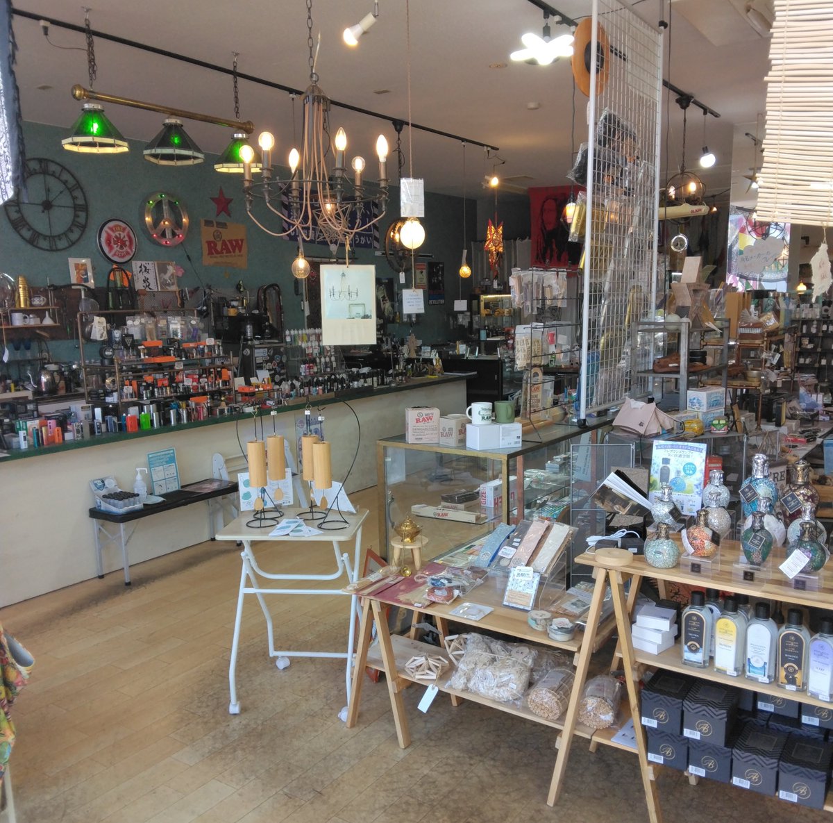 jyoukikoubou420's tweet image. 4/25(土)【蒸気工房 本店】オープンしました✨

〔蒸気工房 長岡店〕は店休日となりますのでよろしくお願いします🙇

他にも、#CBD、#喫煙具、等々を販売しておりますので、お気軽にご来店下さい

#VAPE(#ベイプ) #電子タバコ 専門店
蒸気工房 本店
営業時間　12:00～20:00　不定休